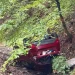 FOTO Mașină răsturnată într-un pârâu. Intervin echipajele din Câmpeni