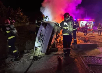 S-a izbit cu mașina de o casă în Sebeș. Autoturismul a luat foc imediat