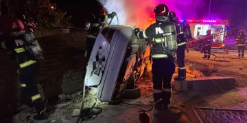 S-a izbit cu mașina de o casă în Sebeș. Autoturismul a luat foc imediat