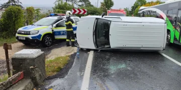 Mașină răsturnată între Poiana Brașov și Brașov. Șoferul a fost rănit