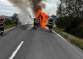 Excavator distrus de un incendiu în Mureș. Traficul se desfășoară pe un singur sens