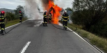 Excavator distrus de un incendiu în Mureș. Traficul se desfășoară pe un singur sens