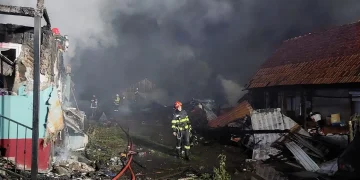 Incendiu puternic în Bistrița-Năsăud. Focul a cuprins 3 gospodării