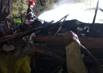 Bucătărie de vară în flăcări. Au intervenit pompierii din Turda