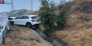 Accident pe autostrada A3. Mașină ieșită în decor pe sensul Turda-Gilău, două persoane rănite