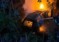 Accident grav și incendiu în Sighișoara. Un autoturism a ars complet, iar șoferul a fost preluat în cod roșu