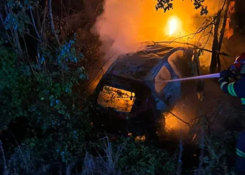 Accident grav și incendiu în Sighișoara. Un autoturism a ars complet, iar șoferul a fost preluat în cod roșu