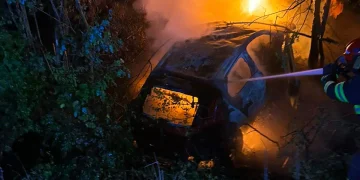 Accident grav și incendiu în Sighișoara. Un autoturism a ars complet, iar șoferul a fost preluat în cod roșu