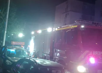 Incendiu la un bloc din Luduș. Zeci de locatari evacuați de urgență din calea flăcărilor