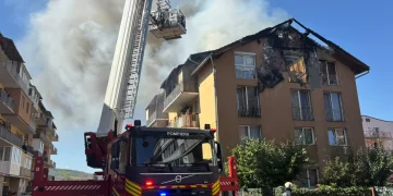Incendiu puternic la un bloc de locuințe din Florești. Focul s-a extins la acoperiș