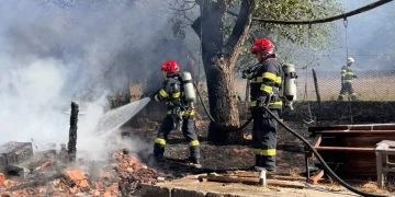 Incendiu la o anexă gospodărească în localitatea Răzoare. Intervenția pompierilor din Sărmașu