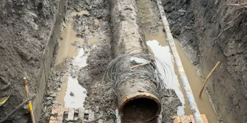 FOTO Reghinul a rămas fără apă după o avarie majoră la conducta principală. Echipele Aquaserv lucrează pentru remedierea problemei