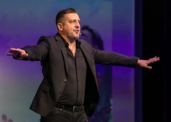 Nyolc karaktert alakít Csányi Sándor kolozsvári egyszemélyes vígjátékában