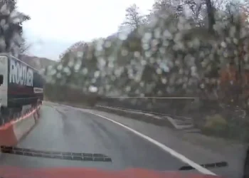 VIDEO La un pas de tragedie. Un șofer din Cluj a pierdut controlul unui TIR pe DN13, Brașov