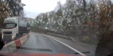 VIDEO La un pas de tragedie. Un șofer din Cluj a pierdut controlul unui TIR pe DN13, Brașov