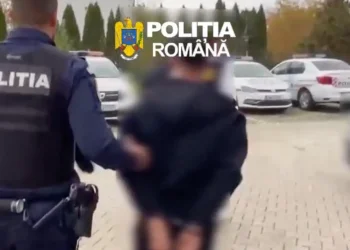 VIDEO L-au bătut atât de tare încât l-au pus la pământ. 2 tineri din Turda reținuți. Unul dintre agresori are 16 ani