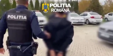 VIDEO L-au bătut atât de tare încât l-au pus la pământ. 2 tineri din Turda reținuți. Unul dintre agresori are 16 ani