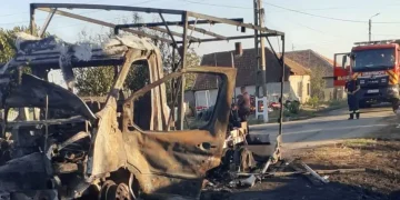 Autoutilitară distrusă de un incendiu la Andrid. Flăcările amenințau o casă din apropiere