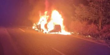 Mașină făcută scrum în Alba. Pompierii din Sebeș s-au luptat cu flăcările