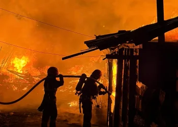 Incendiu de amploare în zona Craica din Baia Mare. Locuințe improvizate, cuprinse de flăcări
