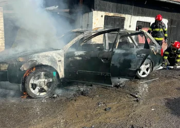 Mașină distrusă de un incendiu pe o stradă din Sighișoara