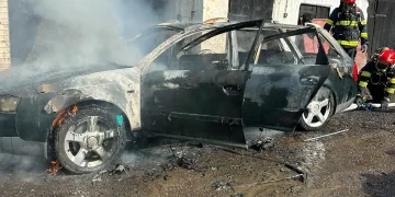 Mașină distrusă de un incendiu pe o stradă din Sighișoara