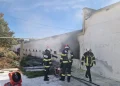 Incendiu la o fermă din Dumbrăvița, Brașov. O hală cu paie, cuprinsă de flăcări