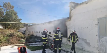 Incendiu la o fermă din Dumbrăvița, Brașov. O hală cu paie, cuprinsă de flăcări