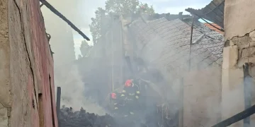 Pompierii bihoreni intervin la un incendiu de mare amploare, pe strada Barierei din Oradea