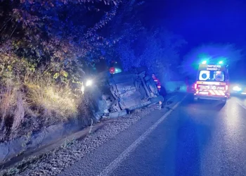 Mașină răsturnată la Sighișoara. A scăpat ca prin urechile acului