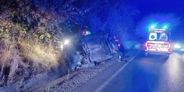 Mașină răsturnată la Sighișoara. A scăpat ca prin urechile acului