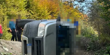 Descoperire tragică pe un drum forestier din Săcele. 2 vârstnici, găsiți morți într-o mașină răsturnată