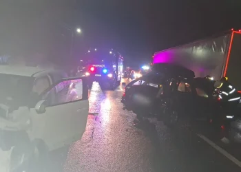 2 mașini și un camion implicate într-un accident la Livada. 4 femei primesc îngrijiri medicale