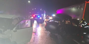 2 mașini și un camion implicate într-un accident la Livada. 4 femei primesc îngrijiri medicale