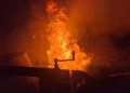Gospodărie din Fiziș, Bihor, în flăcări. Pompierii au salvat mai multe construcții și bunuri