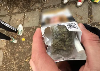 FOTO Cu „iarba” în pachetul de țigări. Adolescentă de 17 ani din Bistrița prinsă de jandarmi