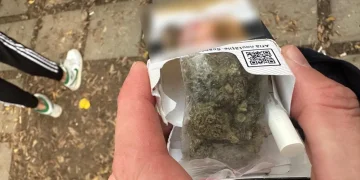 FOTO Cu „iarba” în pachetul de țigări. Adolescentă de 17 ani din Bistrița prinsă de jandarmi