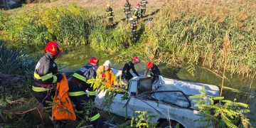 FOTO Cum se pregătesc pompierii sătmăreni. Simulare de accident cu victime și o mașină răsturnată