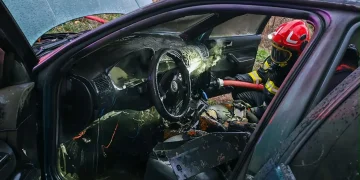 FOTO Incendiu auto pe strada Turzii din Luduș