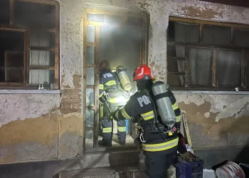 FOTO Incendiu în toiul nopții. Pompierii din Aiud au intervenit cu 2 autospeciale