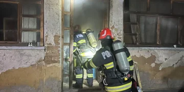 FOTO Incendiu în toiul nopții. Pompierii din Aiud au intervenit cu 2 autospeciale