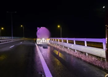 VIDEO Accident pe A10 între o autocisternă și o mașină. Scurgeri de motorină pe carosabil