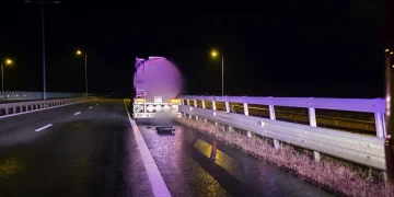 VIDEO Accident pe A10 între o autocisternă și o mașină. Scurgeri de motorină pe carosabil