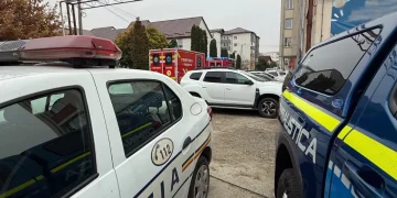 Incident grav într-o școală din Bistrița. Un elev de clasa a VII-a ar fi atacat cu un cuțit o profesoară și un coleg