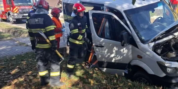 Impact între un camion și un microbuz la Petrești. Intervin pompierii din Sebeș