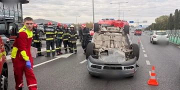 FOTO Mașină răsturnată pe strada Avram Iancu din Florești. Femeie extrasă de pompieri din autoturism