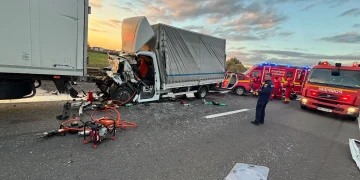 Accident grav pe A1, spre Boița, Sibiu. Un bărbat a fost scos din mașină în stop cardio-respirator