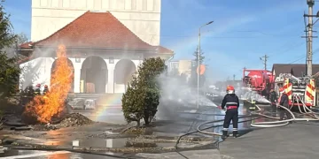 Incendiu la o țeavă de gaz din apropierea unei biserici din Tălmaciu. Flăcările se manifestă violent