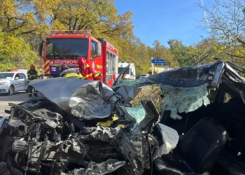 FOTO Accident grav între Cernești și Târgu Lăpuș. 3 persoane au ajuns la spital