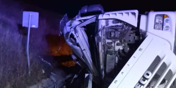 TIR răsturnat pe A3, în zona Nădășelu, Cluj. Șoferul a fost transportat la spital